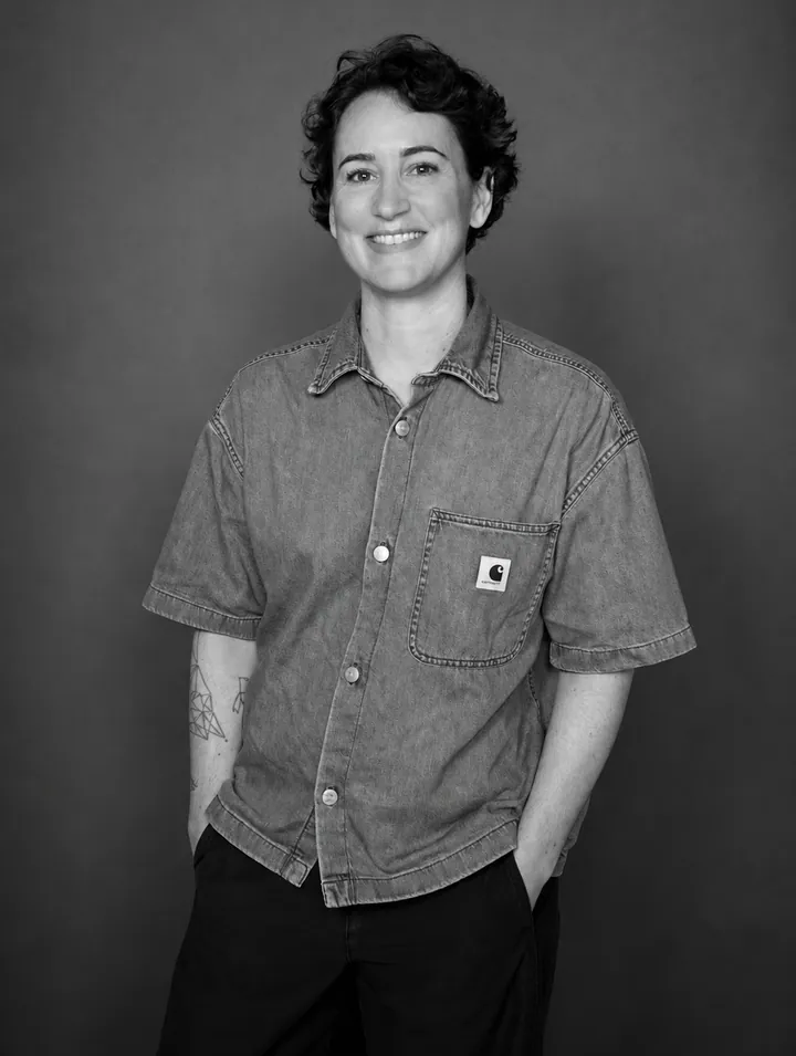 Portrait noir et blanc de Julie Dachez, autrice de La Voie des Dieux